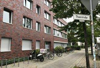 Backsteinfassade mit Fahrrädern