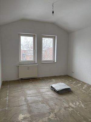 Rechteckiges Schlafzimmer mit zwei Fenstern