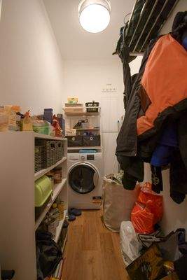 Hauswirtschaftsraum mit Trockner