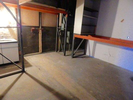 Lagerfläche mit Regal