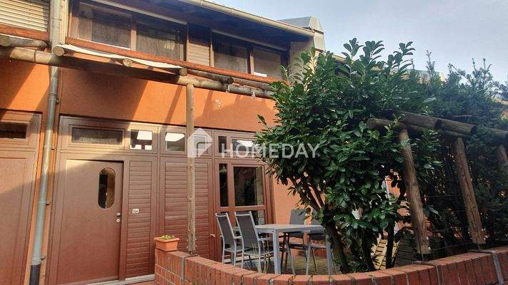 Haus - Vorderansicht mit vorderer Terrasse