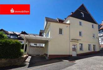 Außenansicht mit Carport