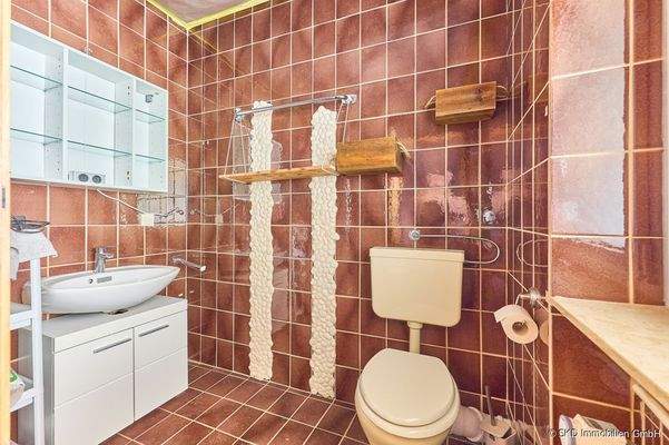 Noch nicht renoviert: Das Badezimmer im Erdgeschoss