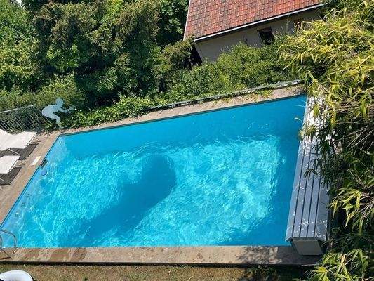 sonniger Pool mit Panoramablick