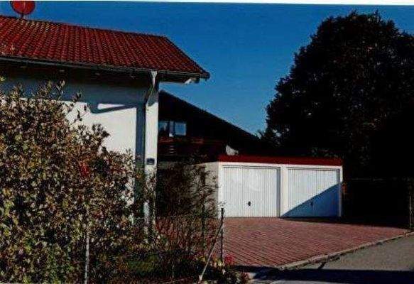 Einfahrt mit Doppelgarage.JPG