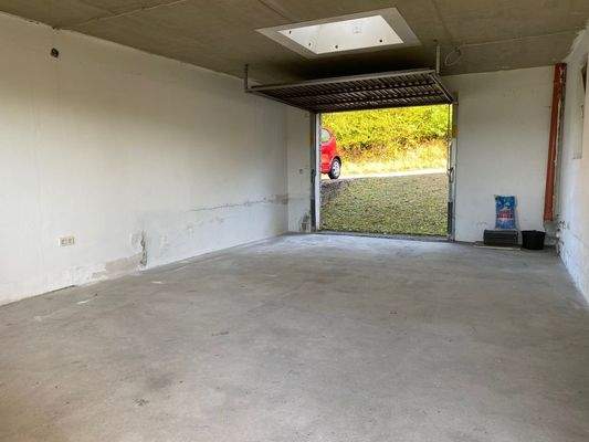 72) Rechte (große) Garage - Innenansicht