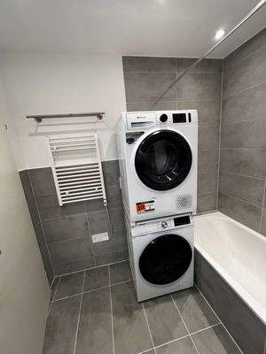 Waschmaschine und Trockner im Gemeinschaftsbad 