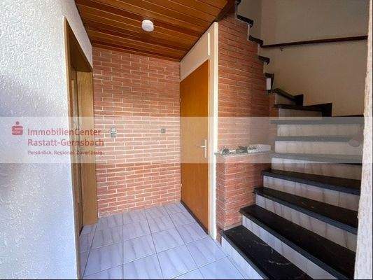 Treppenaufgang EFH Haus links