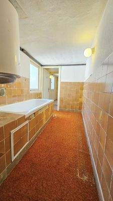 Wannenbad und WC im OG