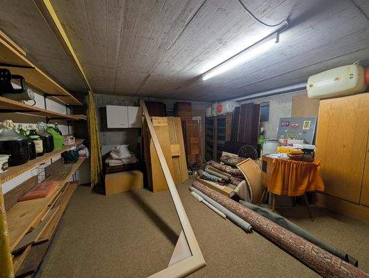 weiterer Kellerraum mit Infrarot-Sauna