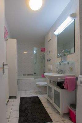 Badezimmer mit Badewanne und Waschmaschinenanschluss