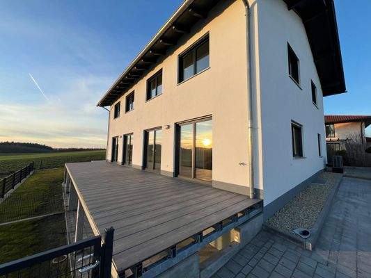 Außenansicht, Terrassengeländer werden noch montiert