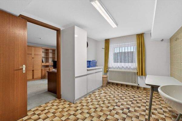 UG Durchgangszimmer ins Büro