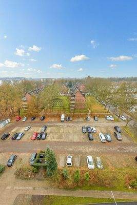 Komfortables Parken auf dem Gemeinschaftsparkplatz 