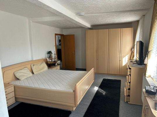 Geräumiges Schlafzimmer im DG