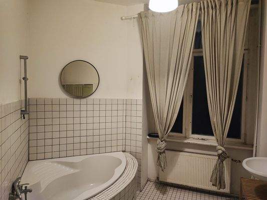 Bad mit Badewanne.jpg