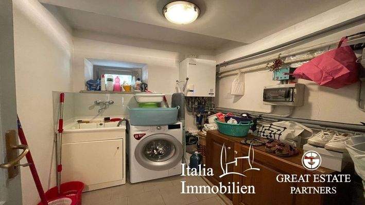 Typisches Bauernhaus mit Swimmingpool, Nebengebäude, Garten mit Olivenhain in Ortsnähe