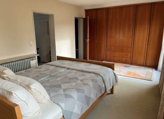 Schlafzimmer mit Zugang zum Bad