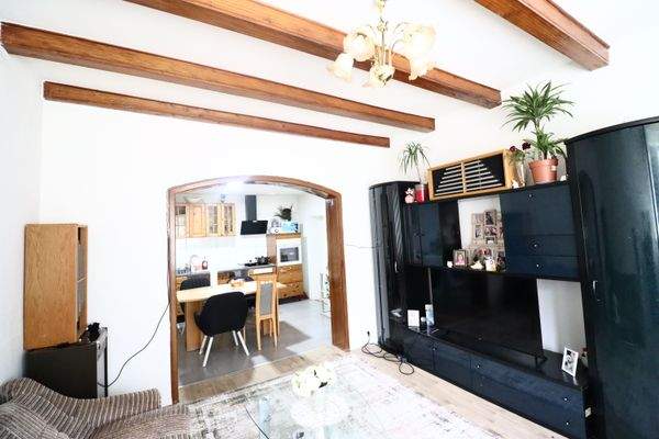 Wohnzimmer mit Durchgang zur Küche