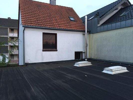 Rückansicht mit Flachdach