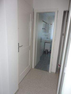 Flur mit Blick ins Bad