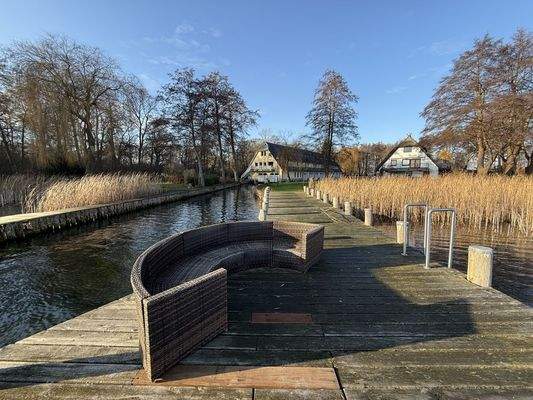 Sitzfläche auf dem Steg Richtung Schweriner See Bild 2