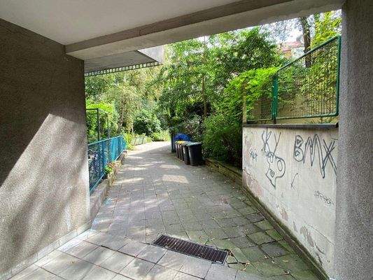 Zufahrt über Vorderhaus