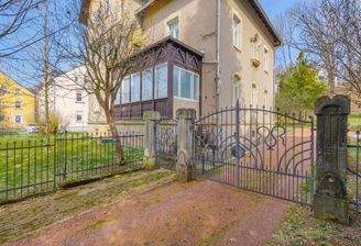 Einfahrt und Blick auf Veranda Vorderseite