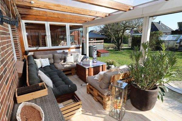 Überdachte Terrasse mit Außenrollläden