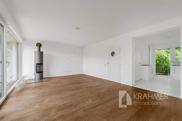 Wohnzimmer mit offener Küche