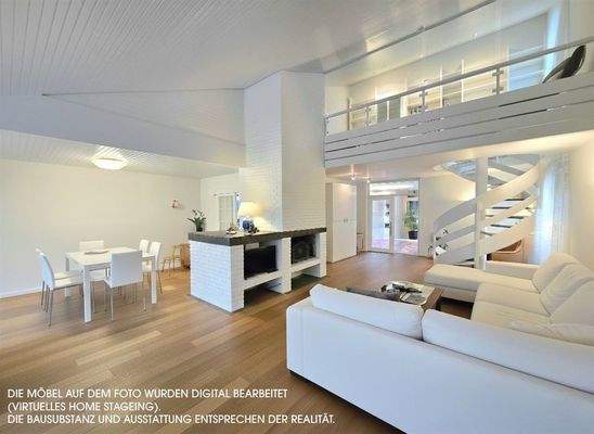 Wohnzimmer mit Parkettboden (Holz) und Galerie 