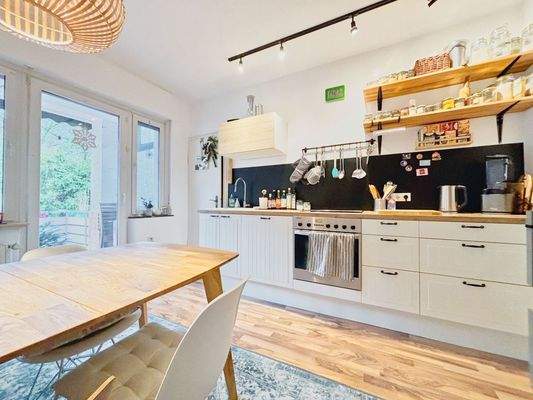 Die großzügige Küche mit Austritt zur Terrasse...