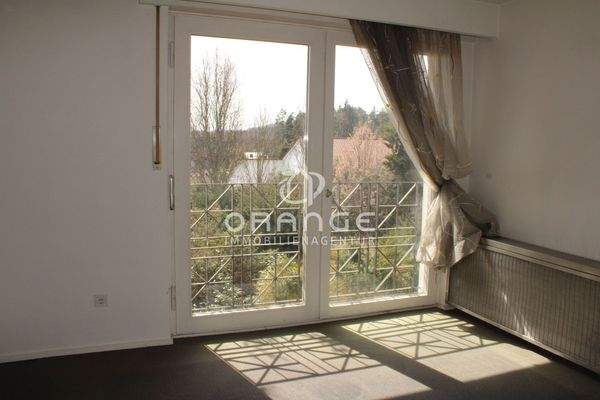 Kinderzimmer mit Gartenblick