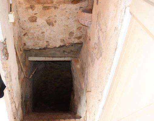 Kellertreppe mit Taufbecken