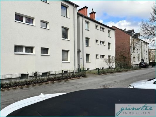 Frontansicht mit Parkplätzen