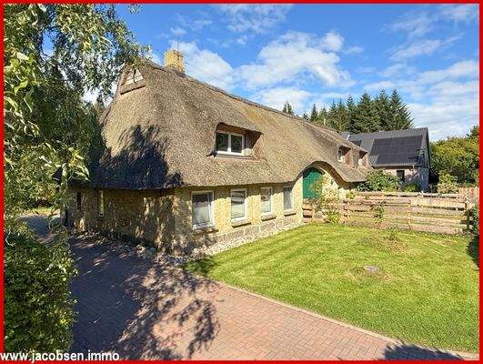 Reetdachhaus aus Südrichtung