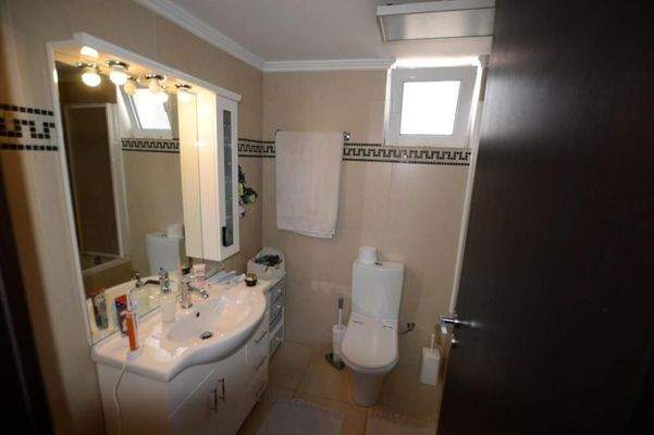 Freistehende Villa mit drei Schlafzimmern und Gästeapartment, Olivenhain und Pool