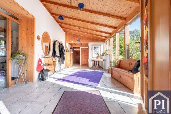 Breite Diele mit Glasfronten