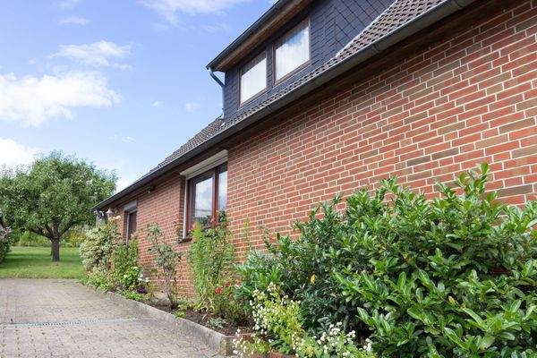 Einfahrt mit einladenden Beeten