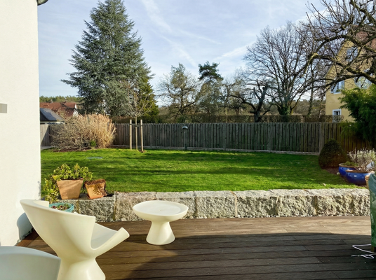 Einladender Außenbereich mit ca. 65 m² Terrasse und viel Platz zum Entspannen im eigenen Garten