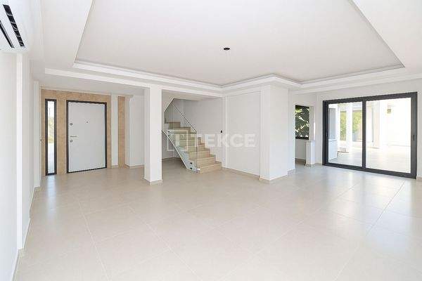 Detached House with Spacious Garden in Belek, Antalya