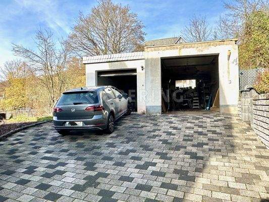 Linke Garage gehört zum Haus