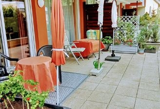 Große &amp; sonnige Terrasse