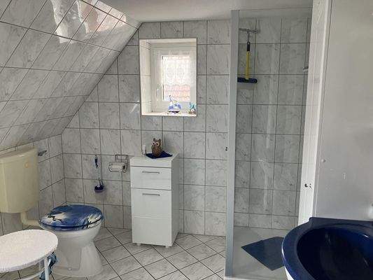 Bad mit Dusche im DG