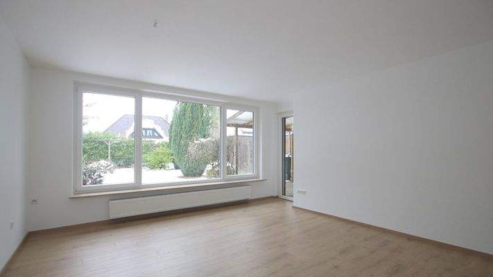 geräumiges Wohnzimmer mit Zugang zur Gartenterrasse