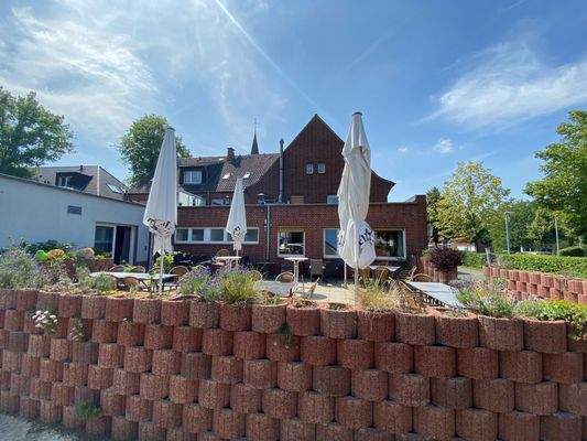 Rückansicht mit Terrasse