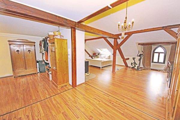 gr. ausgebautes Zimmer im DG