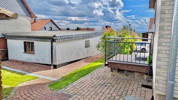 Zuweg vom Garten zum Hauseingang und zur Garage