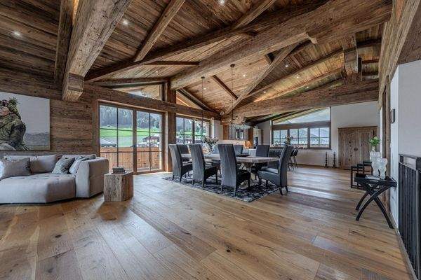 Wohn-Ess-Kochbereich mit Kamin