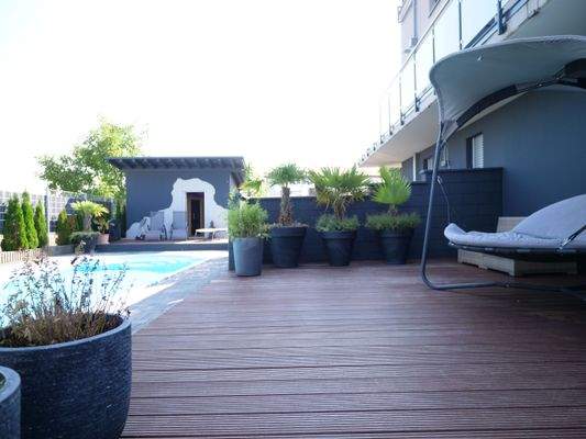 Terrasse 2 mit Pool und Saunahaus